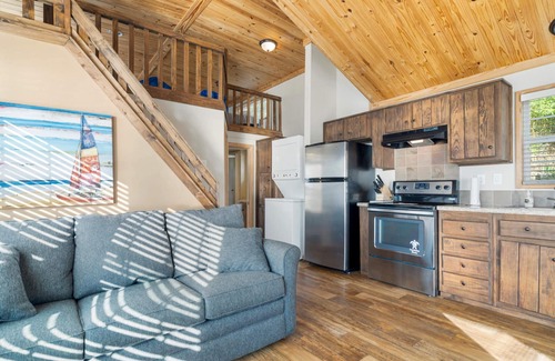 Sperry Cottage | Idyllic Cottage with Pool and Lake View for a Memorable Stay