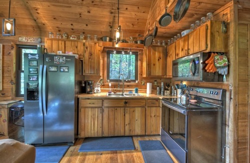 Ridgeline Vistas Cabin | Experience Fox Den Cabin with Invigorating Hot Tub & More!