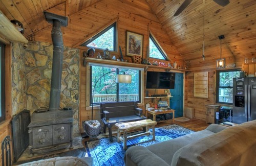 Ridgeline Vistas Cabin | Experience Fox Den Cabin with Invigorating Hot Tub & More!