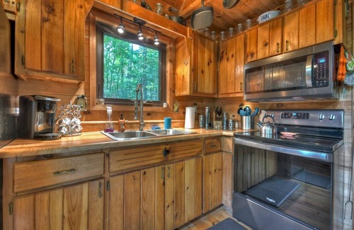 Ridgeline Vistas Cabin | Experience Fox Den Cabin with Invigorating Hot Tub & More!