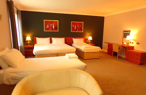 Brent Knoll House | Welcoming Fox & Goose Inn: Family-Friendly Stay with Breakfast