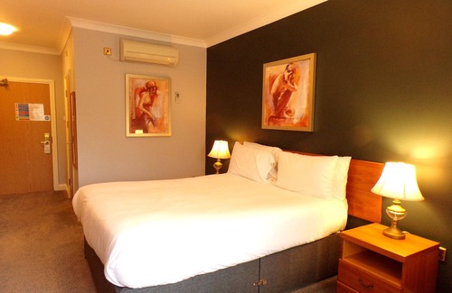 Brent Knoll House | Welcoming Fox & Goose Inn: Family-Friendly Stay with Breakfast