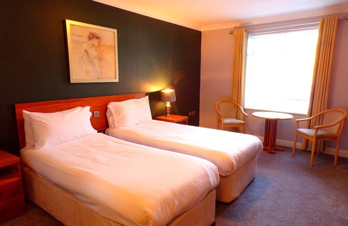 Brent Knoll House | Welcoming Fox & Goose Inn: Family-Friendly Stay with Breakfast