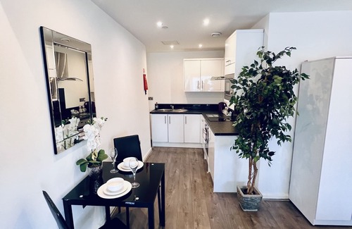 Barbican Apartment | Inviting Fox House Studio Apartments: Pool & Breakfast Included