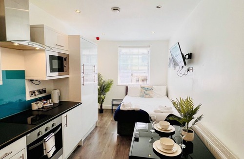 Barbican Apartment | Inviting Fox House Studio Apartments: Pool & Breakfast Included
