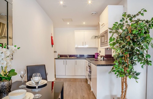 Barbican Apartment | Inviting Fox House Studio Apartments: Pool & Breakfast Included