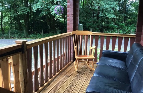 Rashfield Ski Chalet | Cozy Fox Lodge Log Cabin with Oceanfront Views