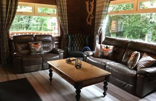 Rashfield Ski Chalet | Cozy Fox Lodge Log Cabin with Oceanfront Views