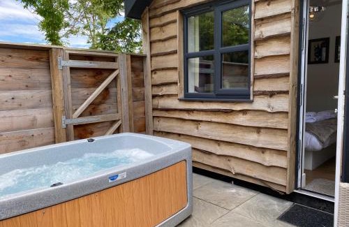 Cupar House | Cozy Fox Lodge with Hot Tub - Guest Rated 9.3/10