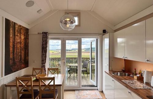 Cupar House | Cozy Fox Lodge with Hot Tub - Guest Rated 9.3/10