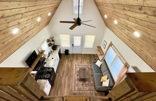 Guntersville Cabin | Cozy Fox Tiny Cabin on Lake with Bouncy House & Spa