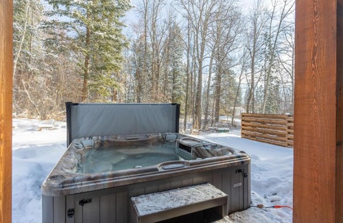 Columbia Falls House | Unforgettable Stays at Fox Trail with Hot Tub & Family Fun
