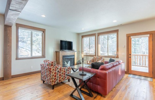 Columbia Falls House | Unforgettable Stays at Fox Trail with Hot Tub & Family Fun