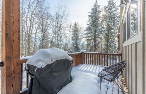 Columbia Falls House | Unforgettable Stays at Fox Trail with Hot Tub & Family Fun