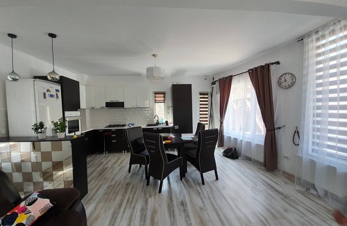 Predeal House | Explore Fox Valley Villa: Spa Retreat & Family-Friendly Stay