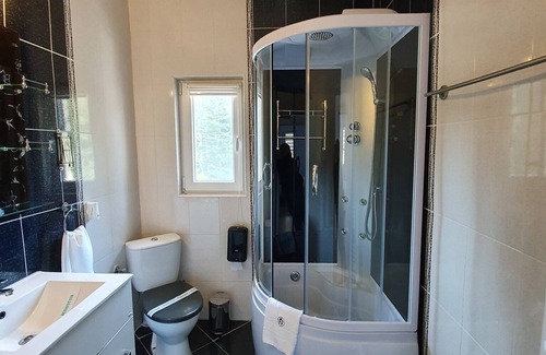 Predeal House | Explore Fox Valley Villa: Spa Retreat & Family-Friendly Stay