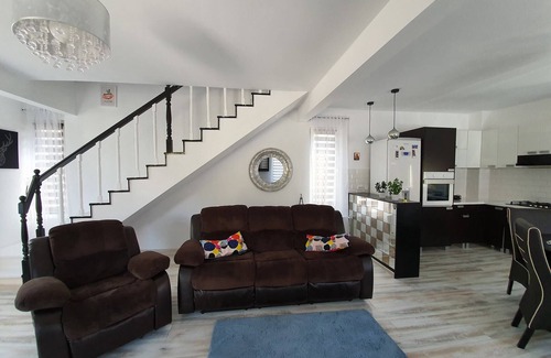 Predeal House | Explore Fox Valley Villa: Spa Retreat & Family-Friendly Stay
