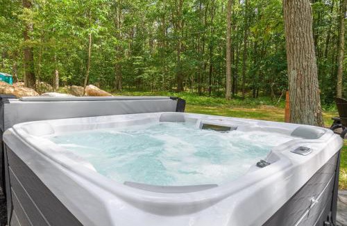 Oakland House | Foxcroft: New, Lake Access w. Dock Slip, Hot Tub, Pool Table