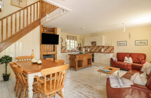 Gorran Cottage | Relax at FOXES DEN: Pet-Friendly Retreat with Hot Tub