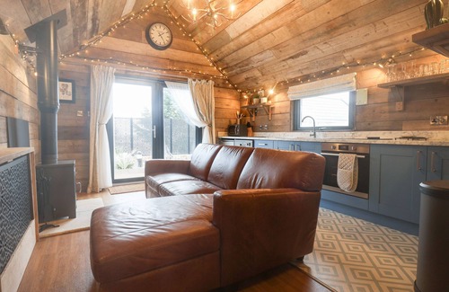 Scarborough Cottage | Experience FOXES DEN: Hot Tub Retreat in Seamer, Yorkshire