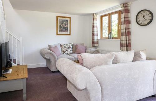 New Forest District House | Discover Foxes Earth: Pet-Friendly 4-Star Family Retreat