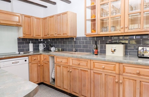 South Brent Cottage | Family-Friendly FOXGLOVE BARN with Hot Tub in South Brent