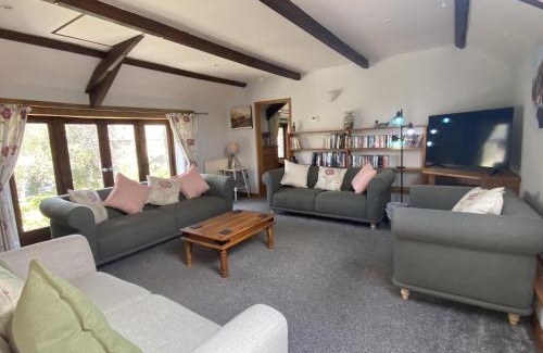 South Brent House | Charming Foxglove Barn: Family-Friendly Retreat with 9.5/10 Rating