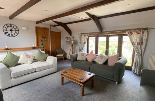 South Brent House | Charming Foxglove Barn: Family-Friendly Retreat with 9.5/10 Rating