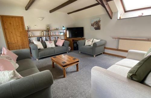 South Brent House | Charming Foxglove Barn: Family-Friendly Retreat with 9.5/10 Rating