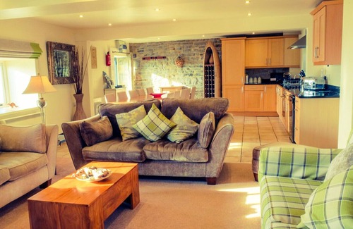 Hulland Ward Cottage | Foxglove Cottage: Pet-Friendly Retreat with Hot Tub & Pool