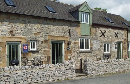 Hulland Ward Cottage | Foxglove Cottage: Pet-Friendly Retreat with Hot Tub & Pool