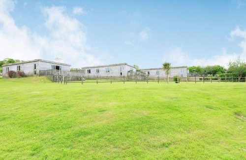 Holsworthy House | Foxglove Lodge: 4-Star Retreat for Families and Pets