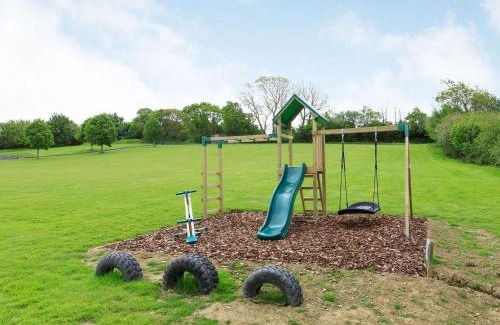 Holsworthy House | Foxglove Lodge: 4-Star Retreat for Families and Pets