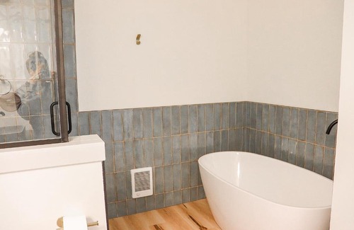 Gold Beach Hotel | Child-Friendly Foxglove Suite at The Wildflower Inn