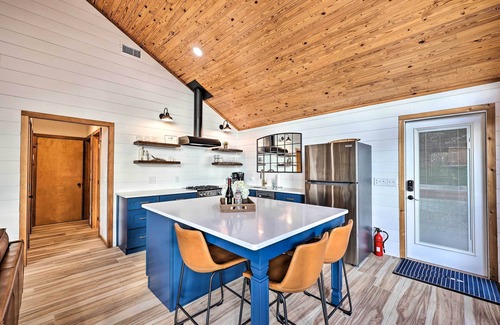 Rogers Cabin | Cozy 'Foxtail' Cabin Retreat: Steps from Scenic Beaver Lake!