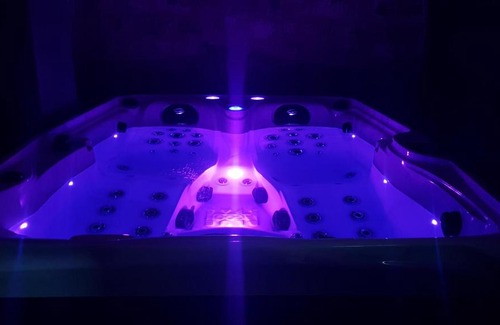 Le Petit-Quevilly Hotel | FoxyRoom: Guest Rated 9.5 with Spa and Hot Tub Amenities