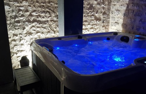 Le Petit-Quevilly Hotel | FoxyRoom: Guest Rated 9.5 with Spa and Hot Tub Amenities