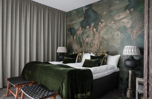Vasteras Municipality Hotel | Pet-Friendly Retreat at Frösåker G&CC with Hot Tub