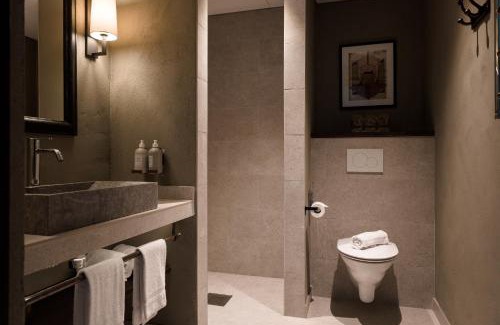 Vasteras Municipality Hotel | Pet-Friendly Retreat at Frösåker G&CC with Hot Tub