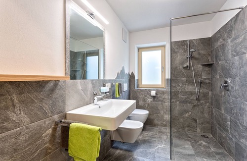 Barbiano Apartment | Cozy Frühaufhof Apartment "Rosengarten" with Child-Friendly Amenities