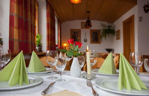 Wallgau Hotel | Guest Rated 8.8: Frühstückspension Gästehaus Zum weissen Rössl