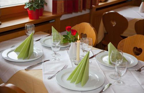 Wallgau Hotel | Guest Rated 8.8: Frühstückspension Gästehaus Zum weissen Rössl
