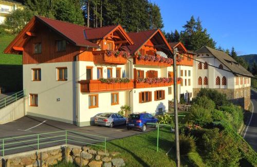 Millstatt House | Exceptional Oceanfront Stay at Frühstückspension Götzfried-Hof