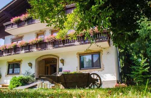 Liefering House | Oceanfront Escape at Frühstückspension Helmhof - Rated 9/10