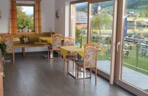 Gatschach Bed & Breakfast | Seaside Escape at Frühstückspension Seerose - Rated 9.2