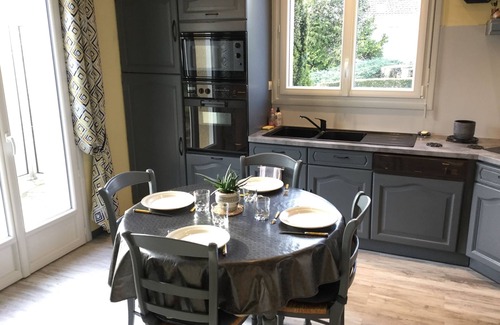 Anctoville-sur-Boscq House | Cozy Cottage Retreat with Ocean View and Free Wifi