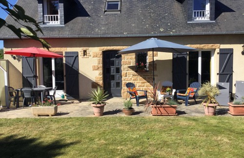 Anctoville-sur-Boscq House | Cozy Cottage Retreat with Ocean View and Free Wifi
