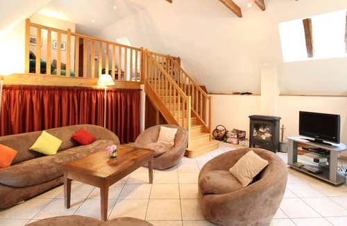 Oradour Cottage | Cozy Gite in Neuvéglise-sur-Truyère with Spa & Breakfast