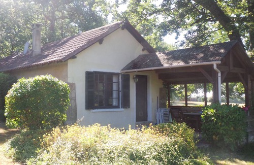 Rouffignac-Saint-Cernin-de-Reilhac Cottage | Scenic Gite Overlooking the Lake with Pool and Breakfast