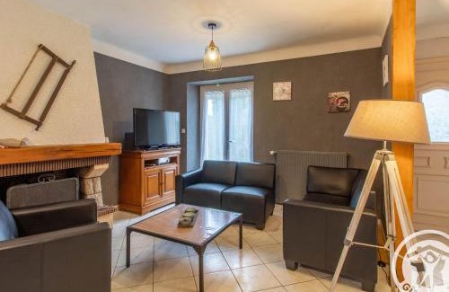 Saint-Georges-des-Gardes House | Family-Friendly Gîte with Courtyard Near Vineyards
